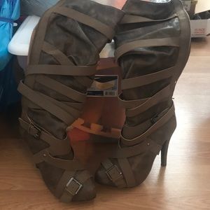 Size 8 women’s boots.